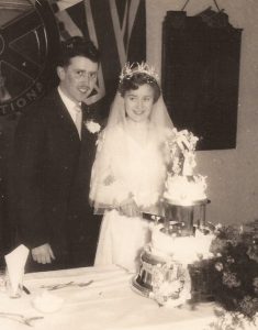 1957-03-02 Cutting the wedding cake